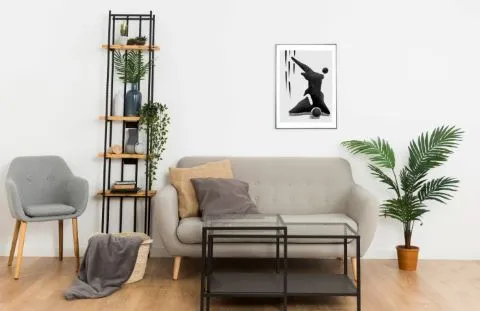Imagen de un salón con sofá y plantas