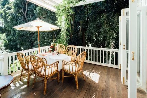 Imagen de un patio exterior con sombrilla